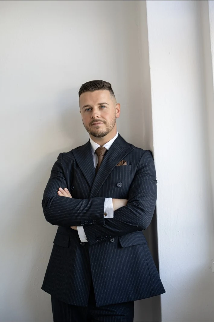 Király Dominik elegáns öltönyben