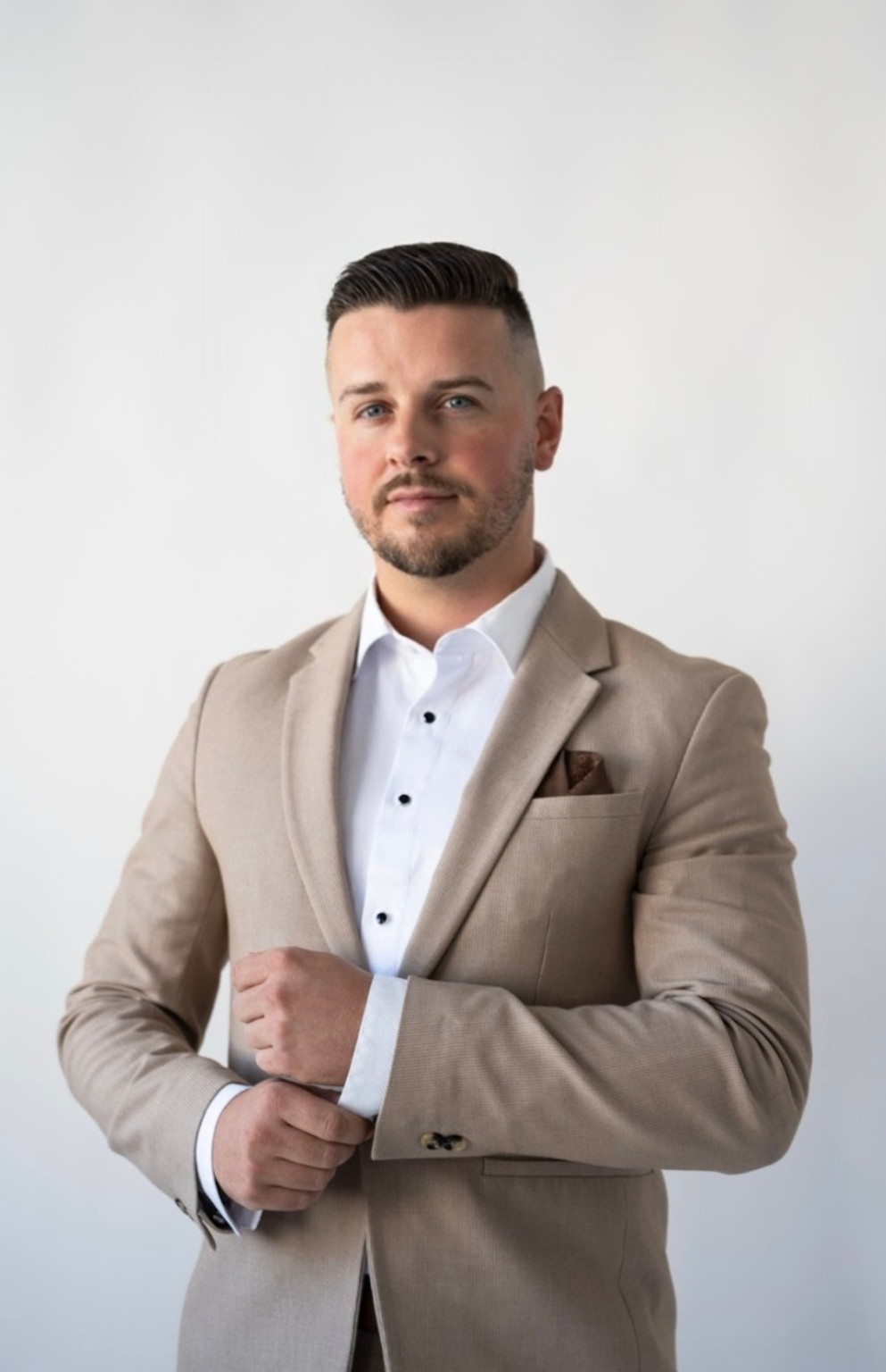 Király Dominik világos bézs zakóban, teljes portré